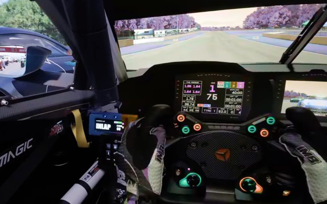Cockpit de course illustrant le moteur optique 50 PPD du Crystal Super