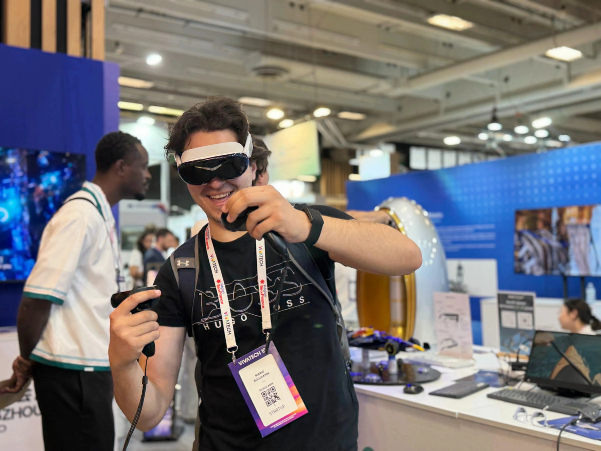 Joueur debout avec un casque Pimax Dream et ses manettes